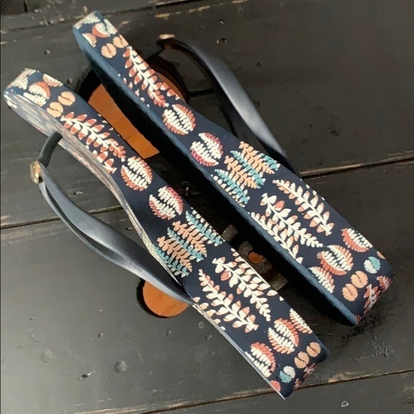 TORY BURCH Thandie Navy/Fern Print Wedge Flip Flop - Picture 10 of 12